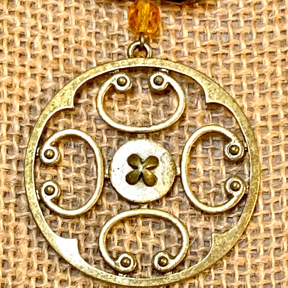 🎺Brass Tone Round Pendant with Faceted/Smooth Glass & Round Beaded Necklace - Picture 3 of 7
